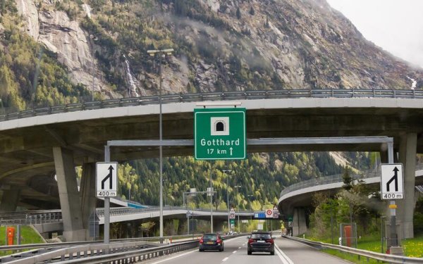 Дълго време беше най-дългият пътен тунел в света. Gotthard е в експлоатация много по-дълго от всеки друг в топ 10, тъй като беше открит през далечната 1980 година. Работата започна през 1970-а. Тунелът пренася трафика до максимална височина от 1175 метра. Минава през през някои от най-екстремните терени.

Отнема около 13 минути за шофиране през Gotthard Road, тъй като ограничението на скоростта от 80 км/ч е стриктно спазвано. Има и такса, като капацитетът е до 24 000 превозни средства на ден.

Базовият тунел е необичаен в съвременното инженерство с използването на една тръба за движение в двете посоки. През 2016 година 57% от населението на Швейцария гласува в полза на изграждането на втори на референдум.